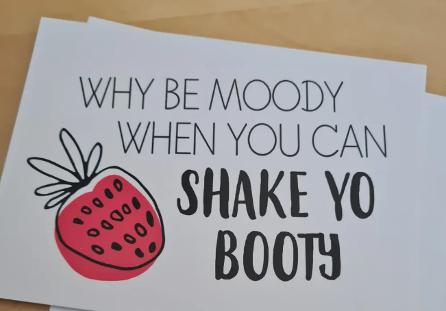 'Why be moody when you can shake yo booty’ – Ansichtkaart