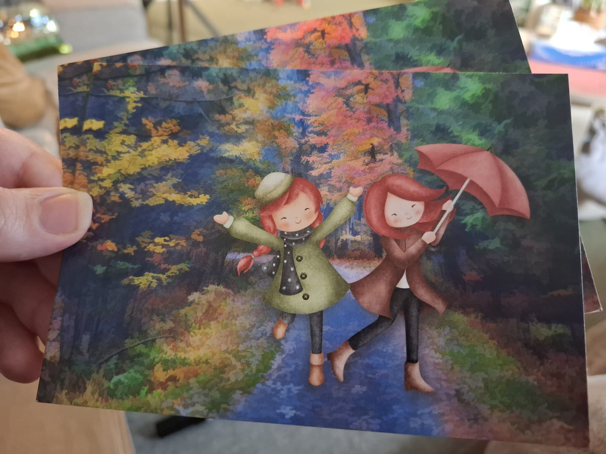 Twee vrouwen in herfstbos – Ansichtkaart