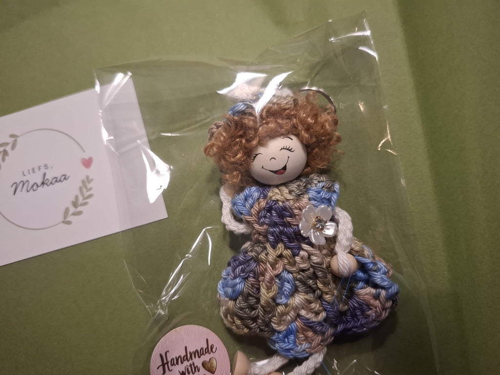 Meisje met Bruin Blauwe Jurk - Handgemaakte Sleutelhanger
