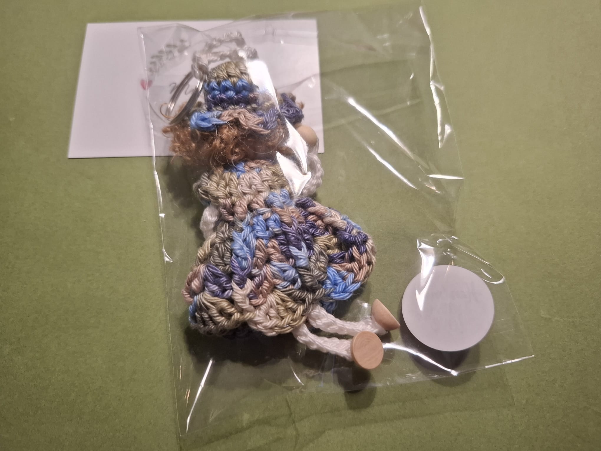 Meisje met Bruin Blauwe Jurk - Handgemaakte Sleutelhanger