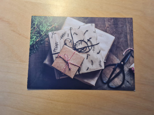 Kerstcadeau inpakken – Ansichtkaart