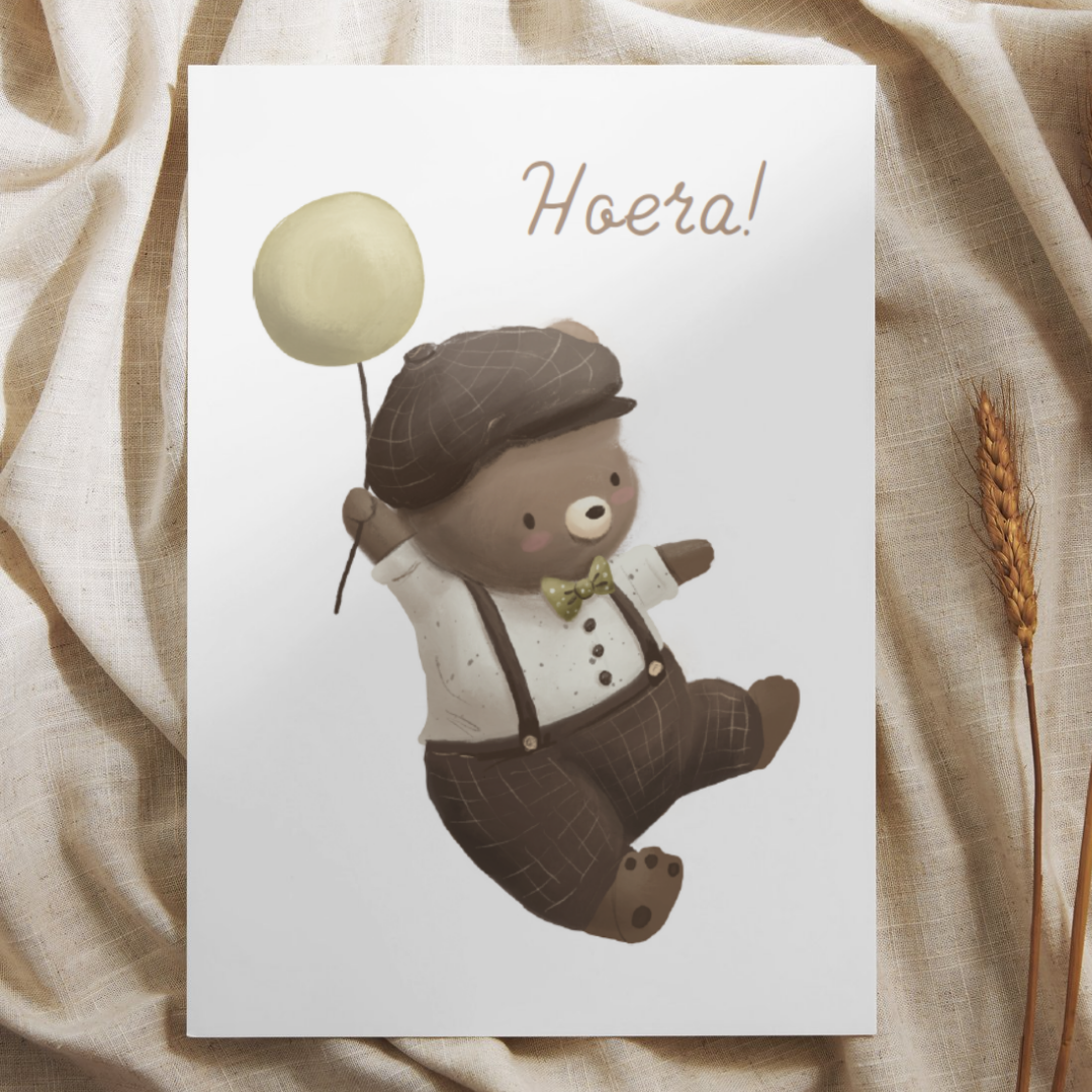 'Hoera!' Beertje met ballon - Ansichtkaart