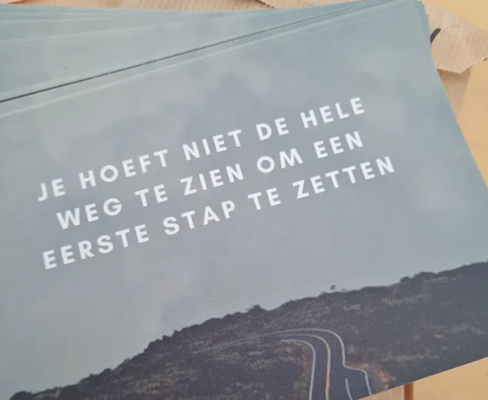 'Je hoeft niet de hele weg te zien om een eerste stap te zetten' - Quote Ansichtkaart