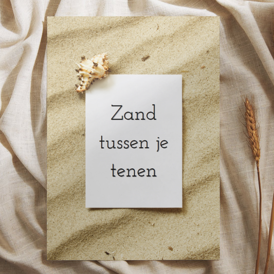'Zand tussen je tenen’ – Quote Ansichtkaart